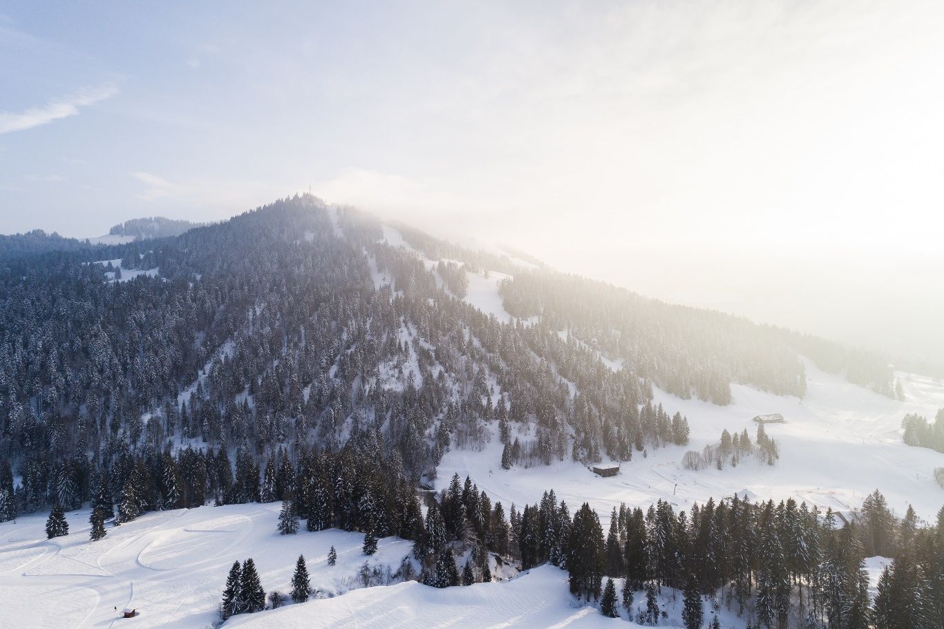 Winterlicher Blick auf Berglandschaft in Balderschwang