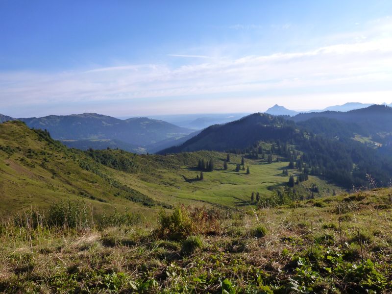 Blick vom Gipfel des Riedberger Horns auf die Alpenlandschaft