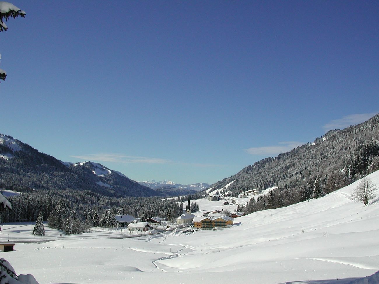 Winterwandern auf dem Höhenweg Dorf bei Balderschwang