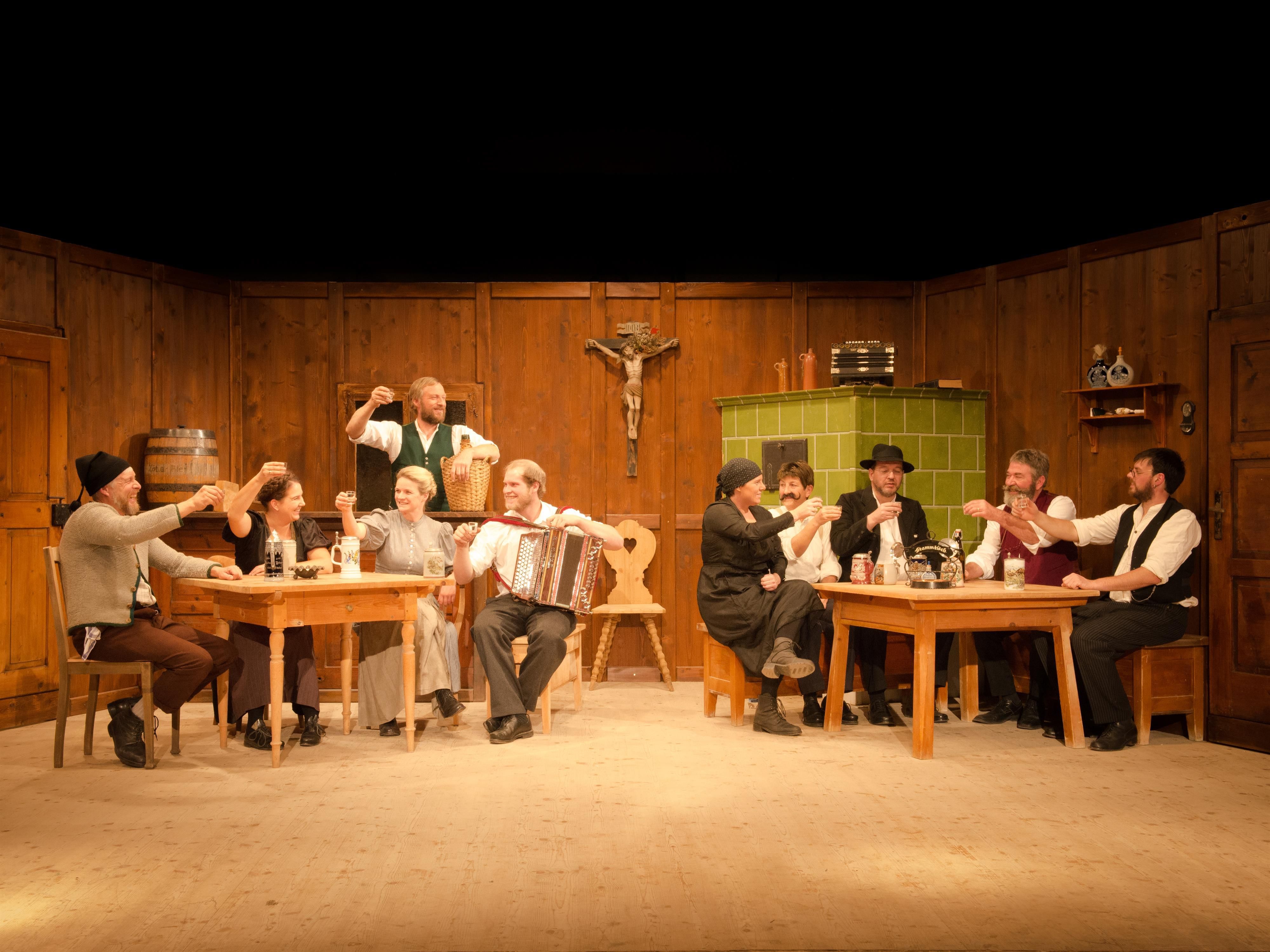 Bühnenszene eines Theaterstücks in Ofterschwang