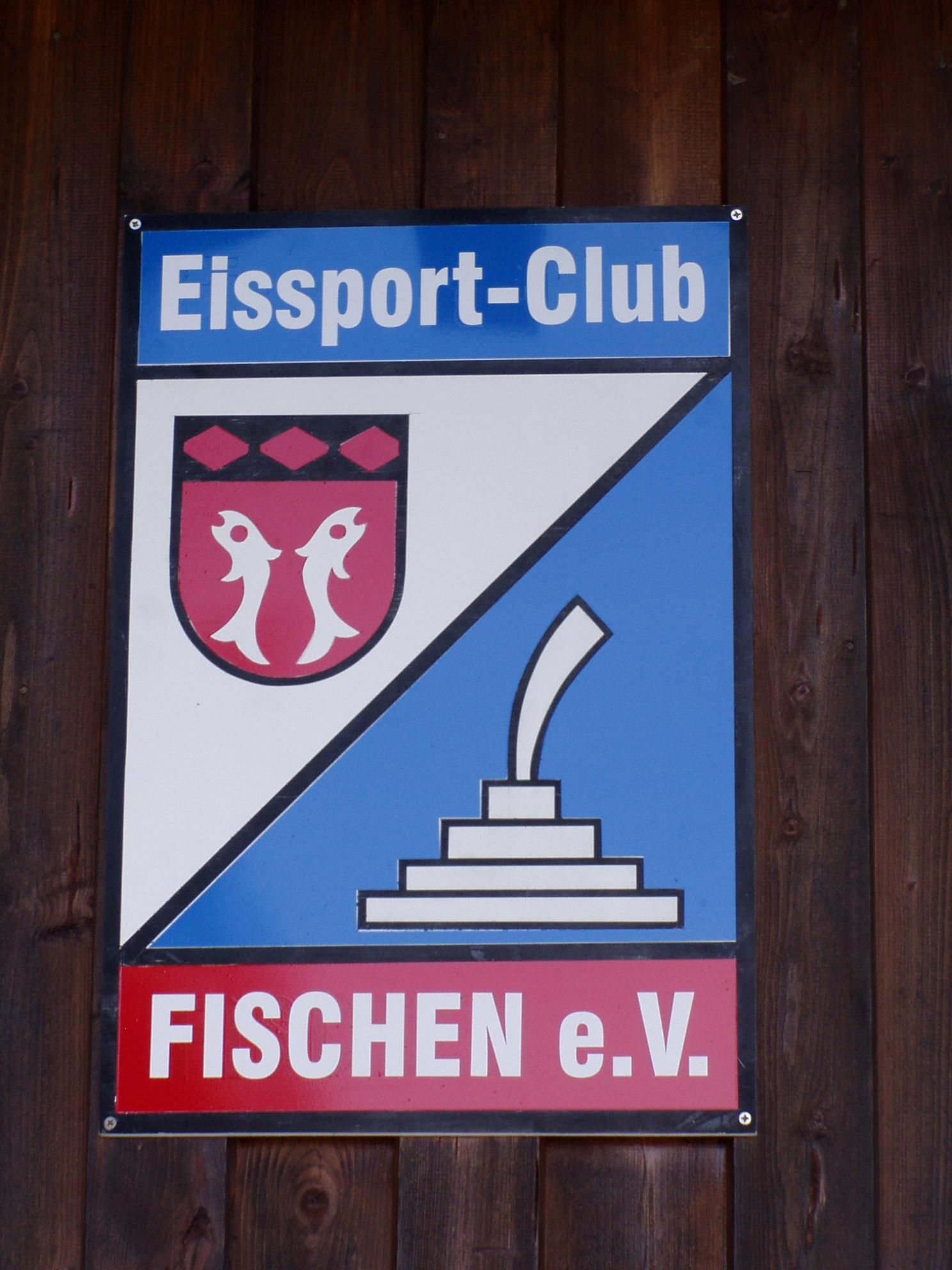 Auf diesem Foto ist das Logo des Eissport-Clubs Fischen zu sehen, blau, weiß und rot, Wappen Fischen und Eisstock.