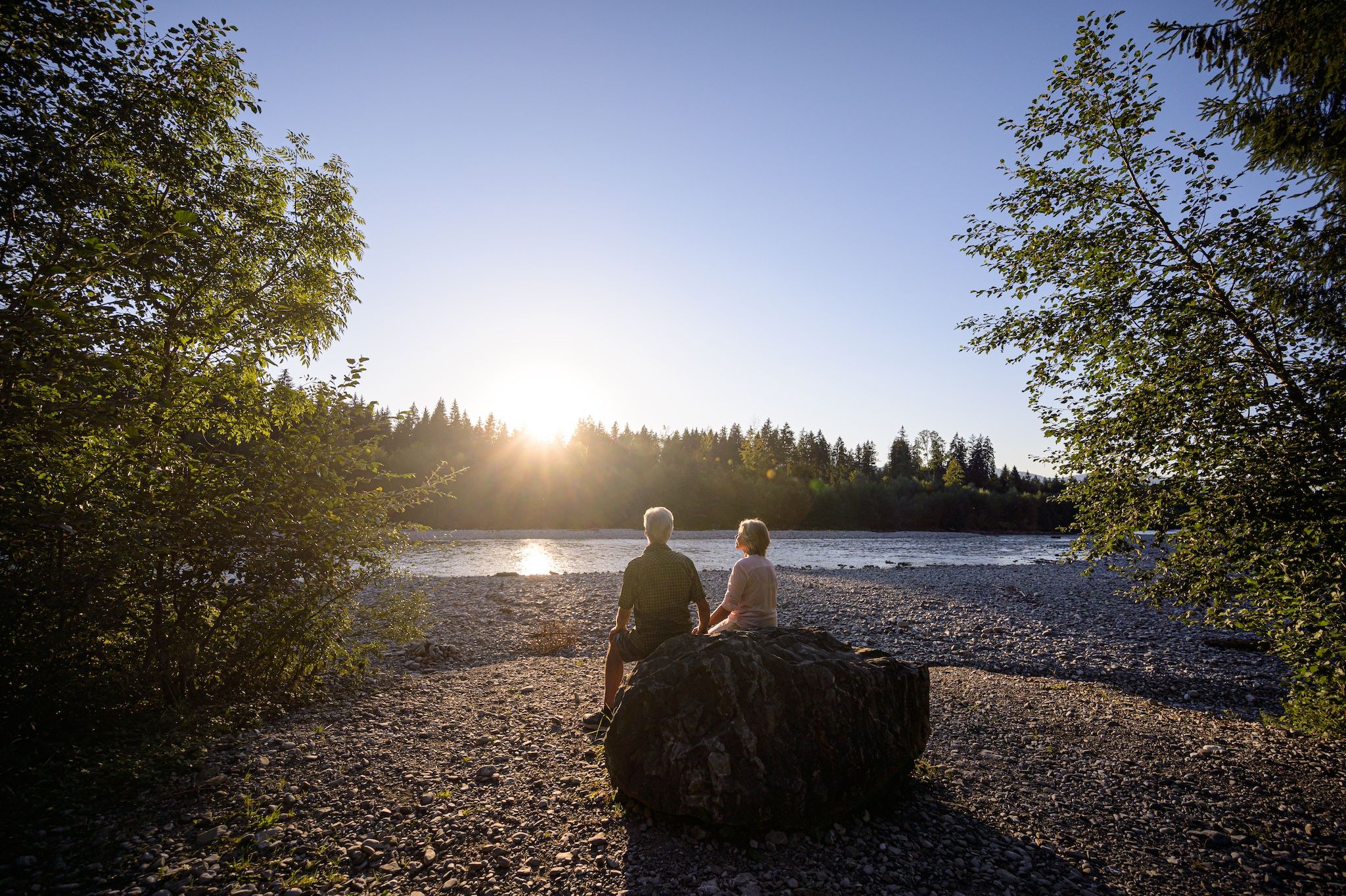 Spaziergänger an der Iller bei Fischen im Allgäu
