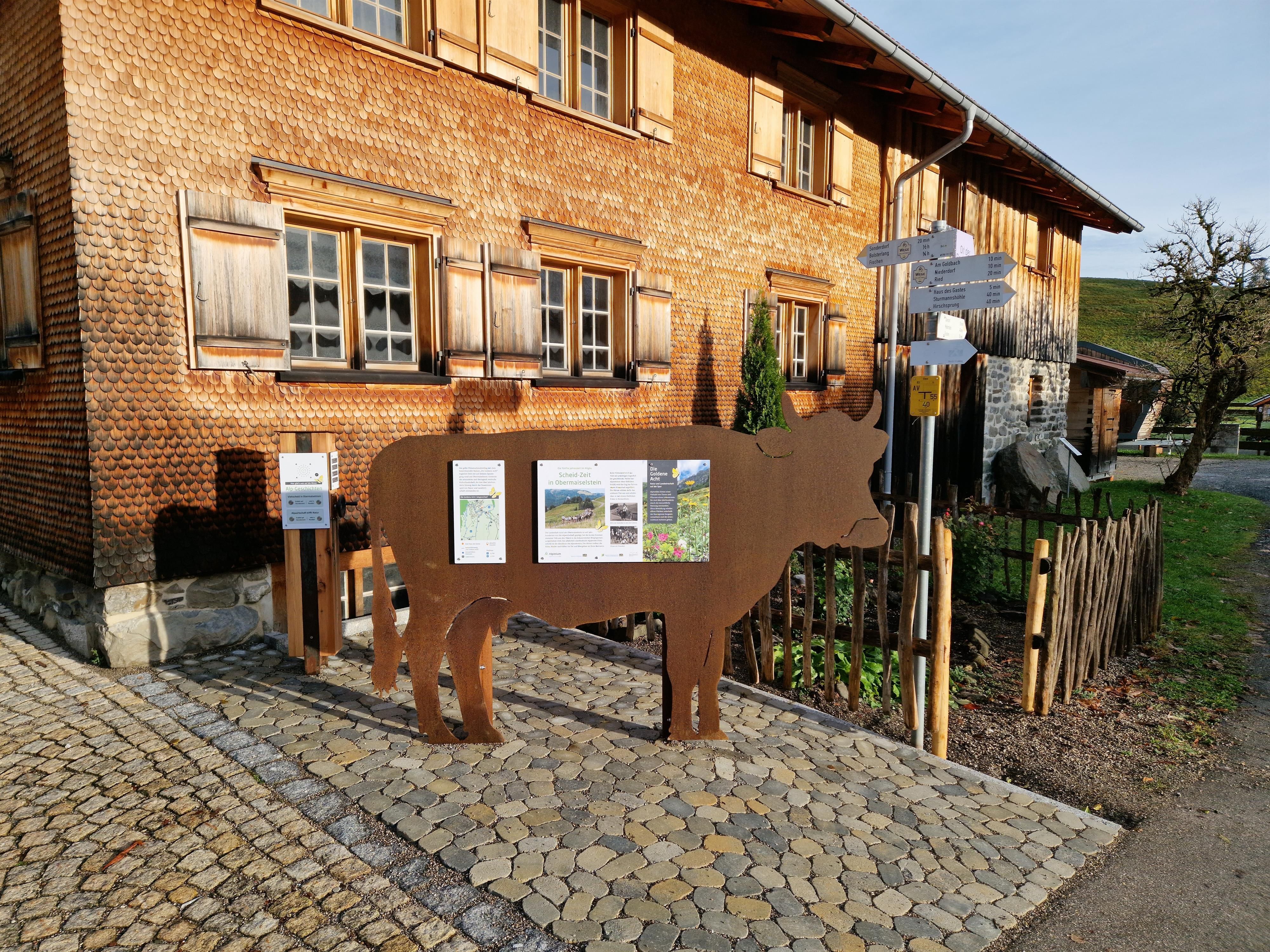 Das Bauernhausmuseum zeigt ein traditionelles Bauernhaus mit Holzschindeln.