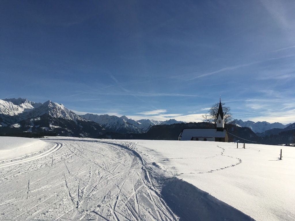 Loipe an der Bolsterlanger Kappl mit Allgäuer Alpen im Hintergrund