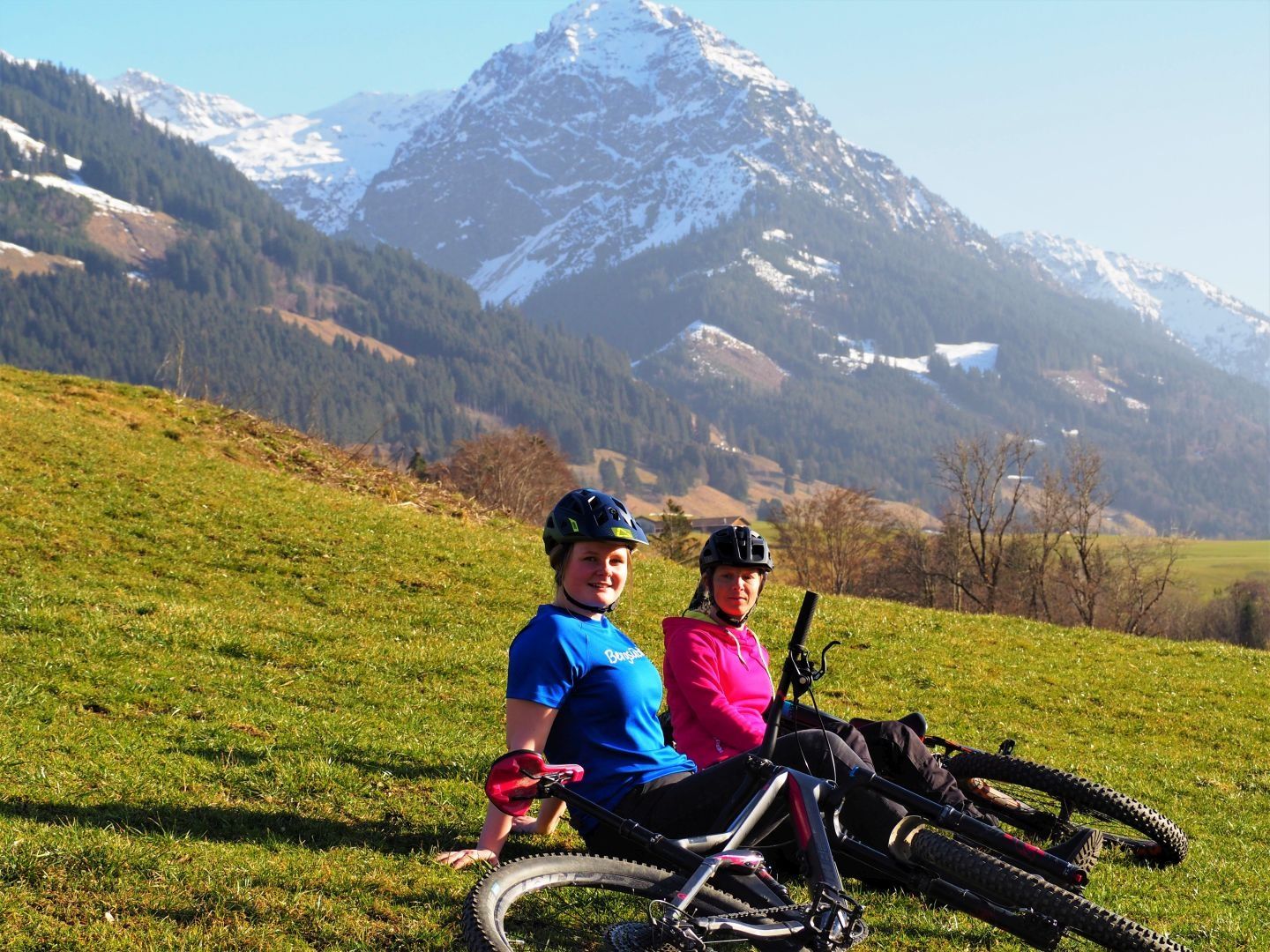 Radfahrer bei einer Rast vor dem Rubihorn