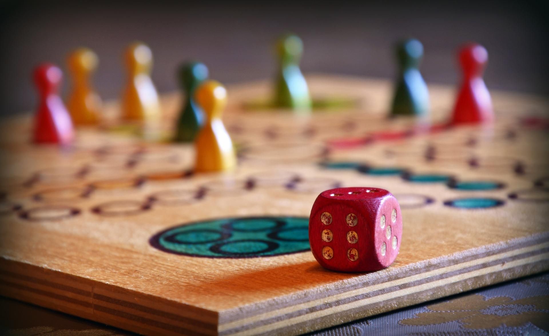 Ein "Mensch ärgere dich nicht"-Spiel mit Würfel.