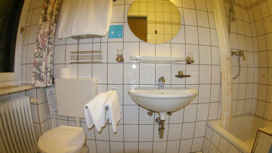 Das Bad im Doppelzimmer Nr. 3, © Gästehaus Wiesenhof / Fischen i. Allgäu