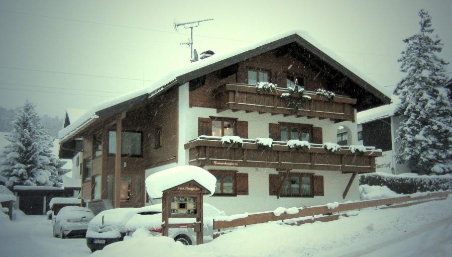 Hausansicht Winterbild, Haus Alpengluehen, Fischen, © Denz Karl, Fischen