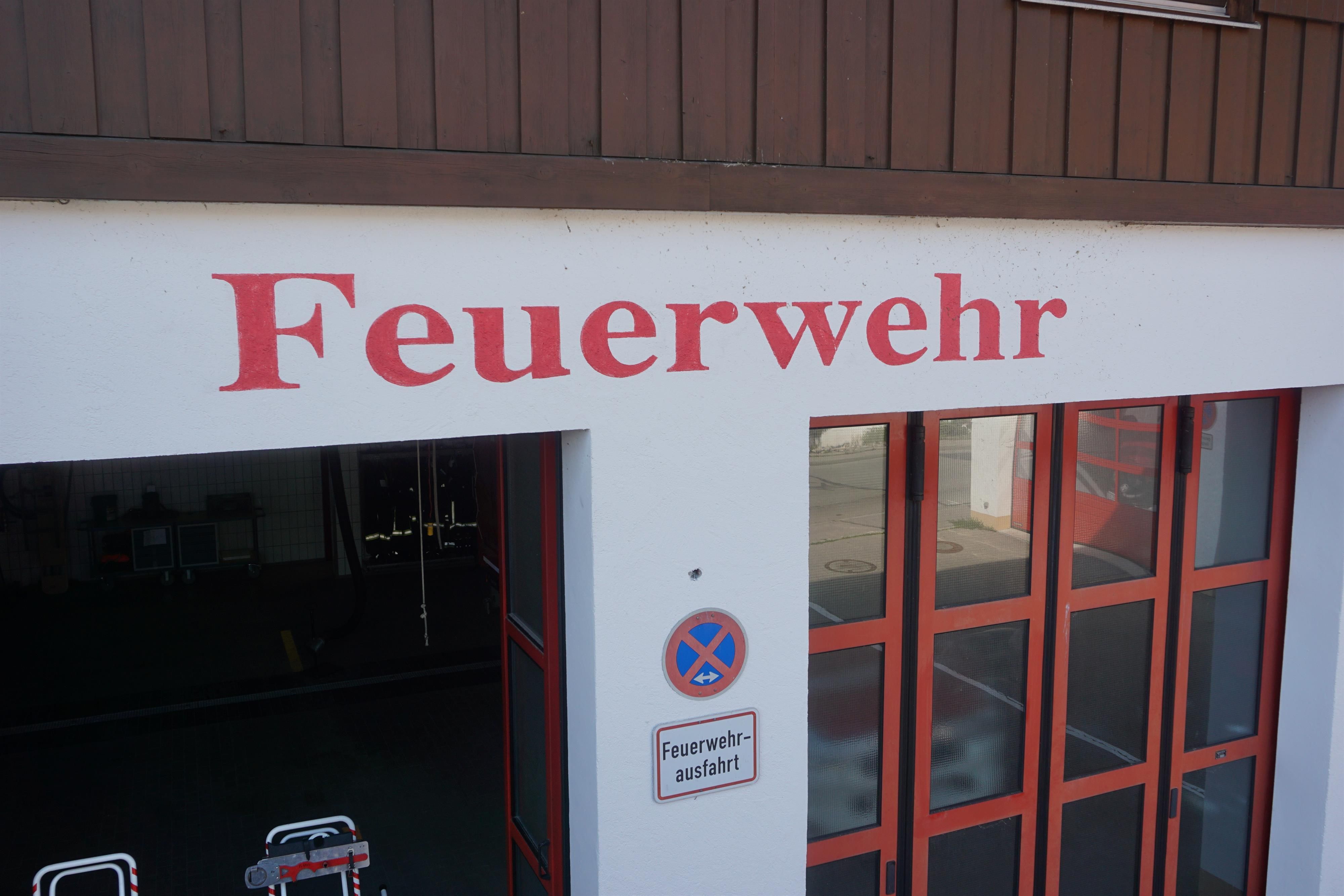 Schriftzug "Feuerwehr" am Feuerwehrhaus in Fischen