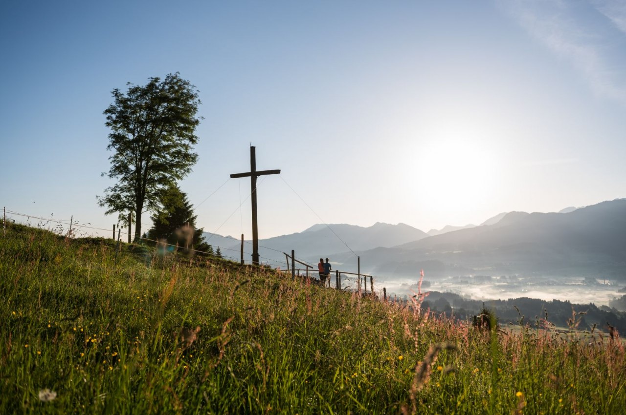 Der Blick vom Sonderdorfer Kreuz reicht bis zu den Oberstdorfer und Kleinwalsertaler Gipfeln. Wanderurlaub im Allgäu, © Tourismus Hörnerdörfer, F. Kjer