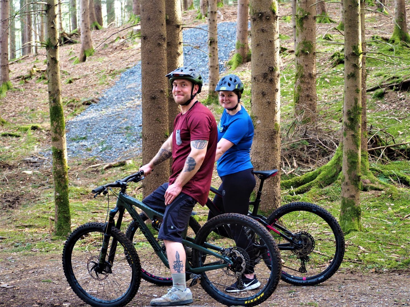 Zwei Radler auf einem lichten Waldweg