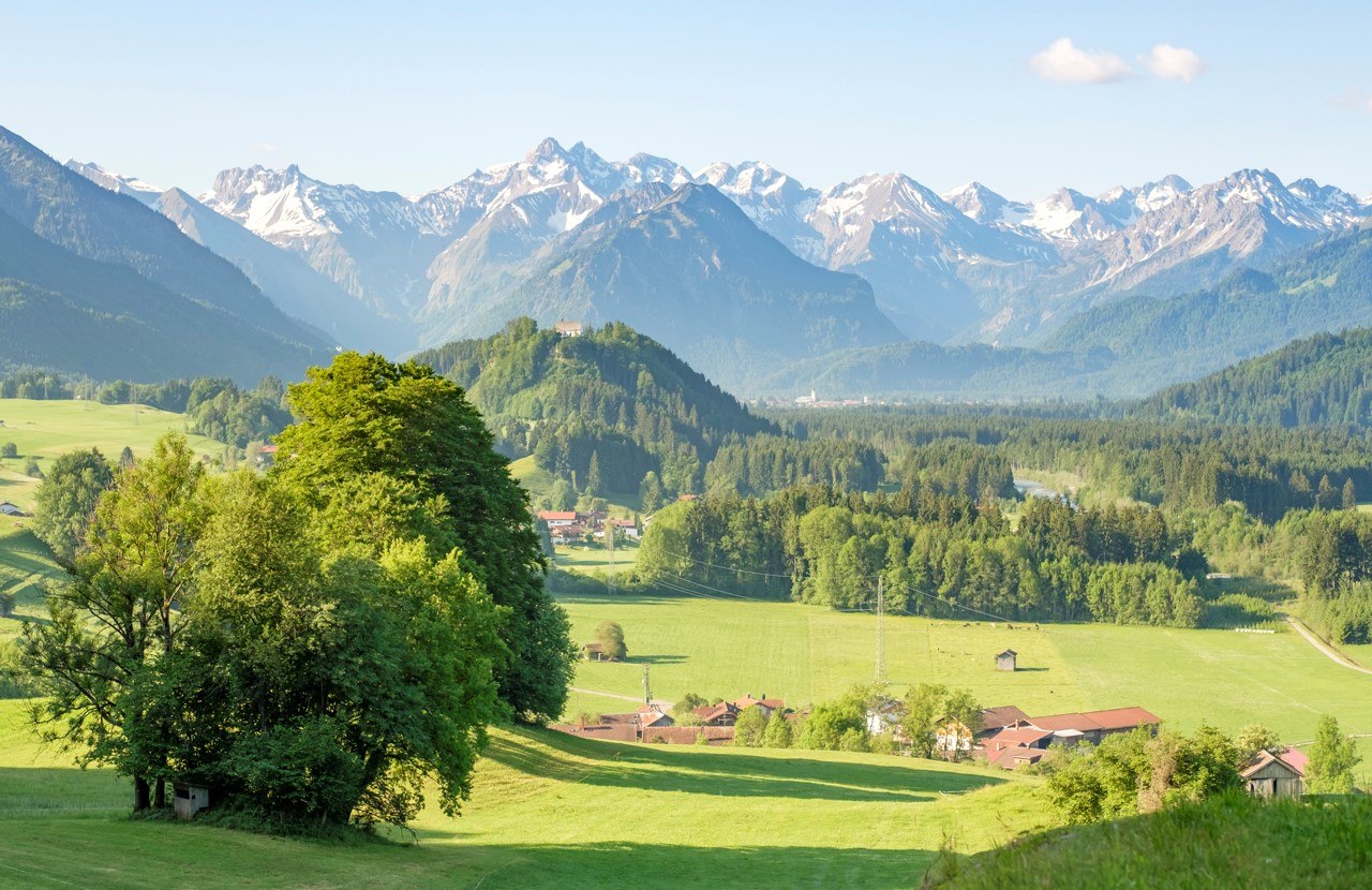Frühsommer im Allgäu - einzigartiges Bergpanorama mit saftig grünen Wiesen, © Tourismus Hörnerdörfer, ProVisionMedia