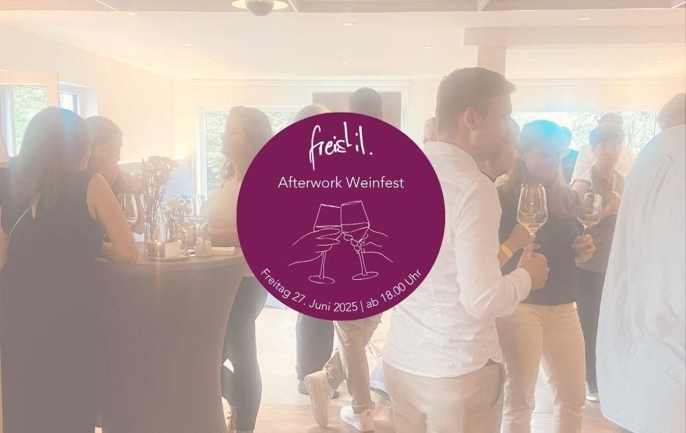 Ein lila Kreis bewirbt das „freistil. Afterwork Weinfest“ mit Datum 27. Juni 2025, umgeben von verschwommenen Menschen.