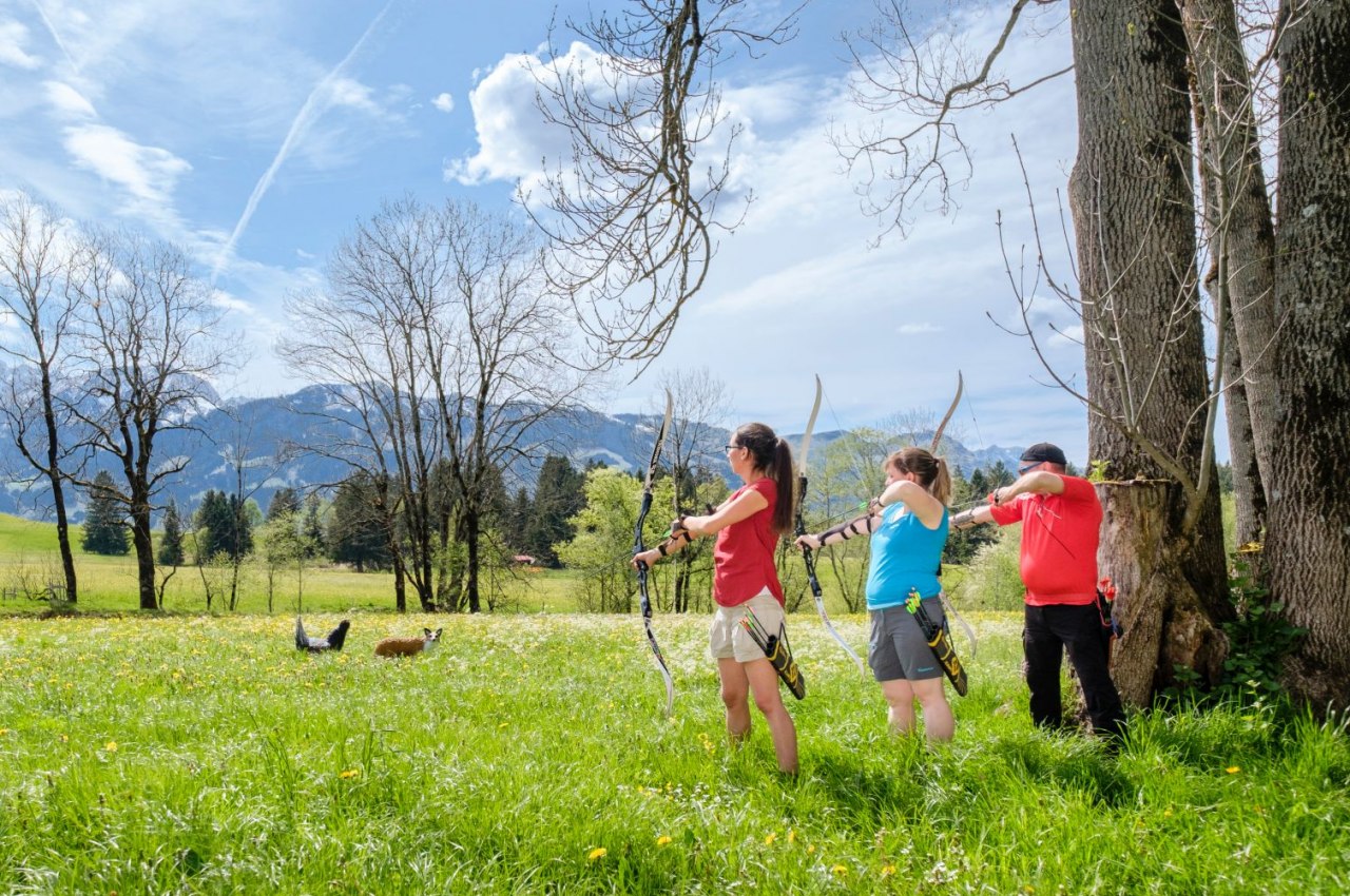 Bogenschießen in Bolsterlang im Allgäu. Aktivurlaub in den Hörnerdörfern, © ProVisionMedia