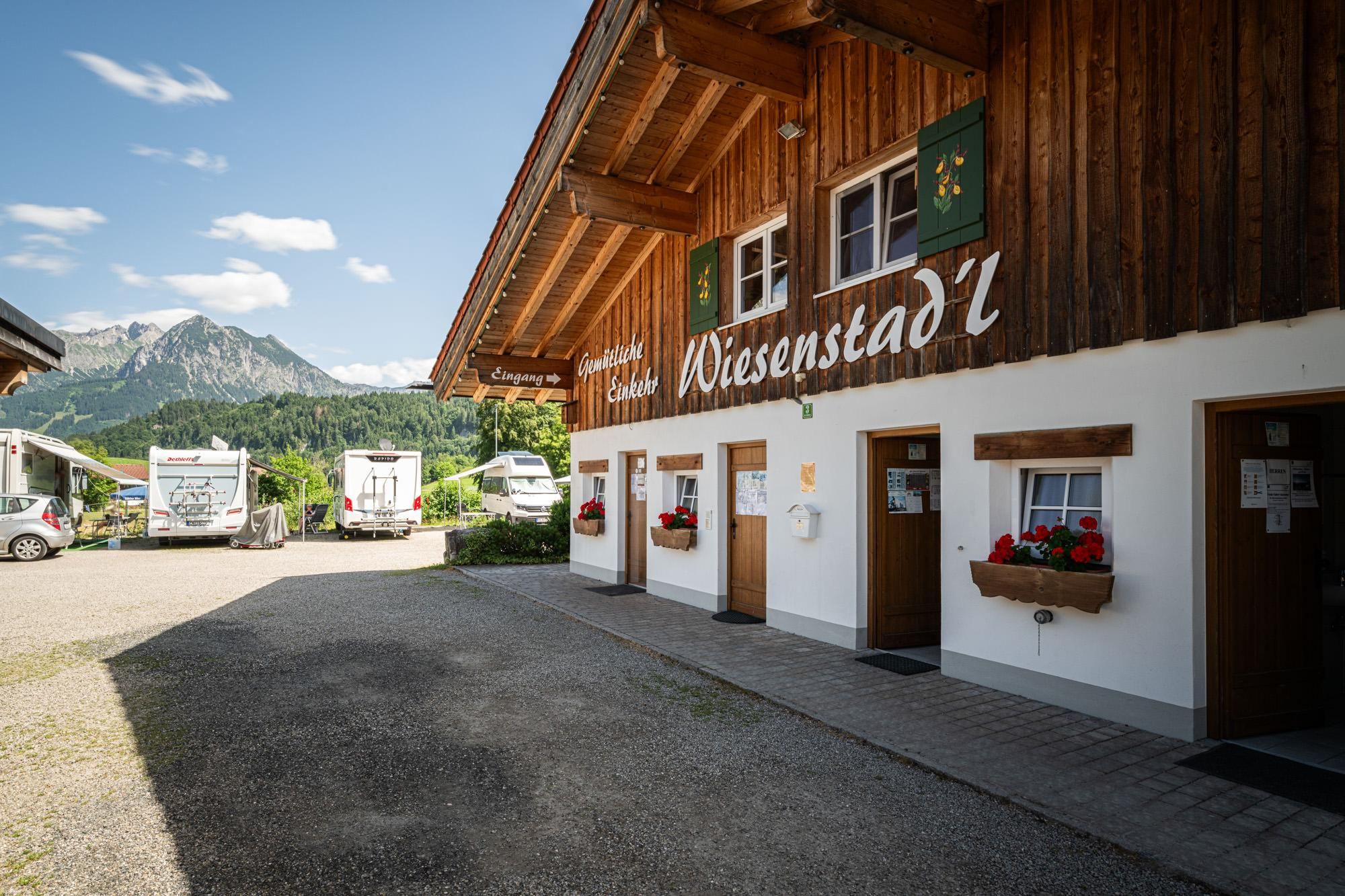 Holzhaus des Wiesenstadls in Obermaiselstein mit Aufschrift "Wiesenstadl".