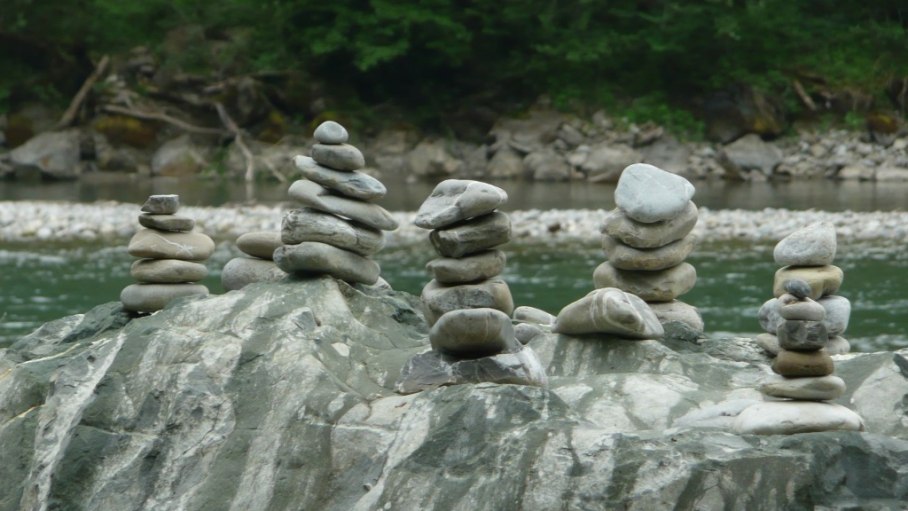 Kleine Kunstwerke in Form von Steinmännchen an der Iller bei Fischen im Allgäu, © Tourismus Hörnedörfer