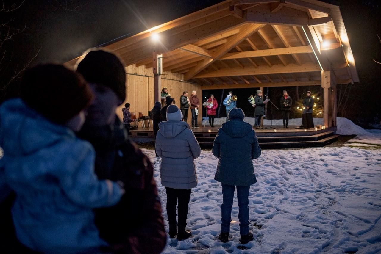Im Pavillon im Weidachwald: einige Musiker und ein Redner am Mikrofon.