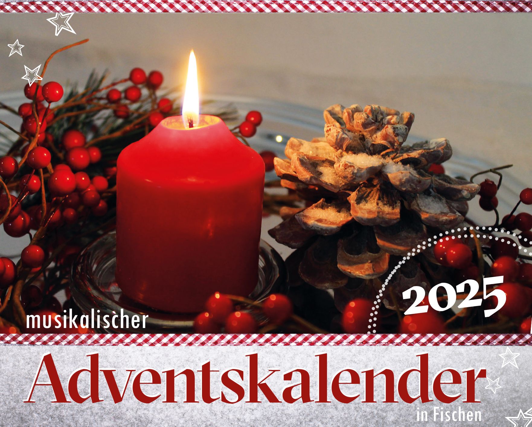 Deckblatt vom Musikalischen Adventskalender 2025 in Fischen - brennende Kerze, rote Beeren, Tannenzapfen