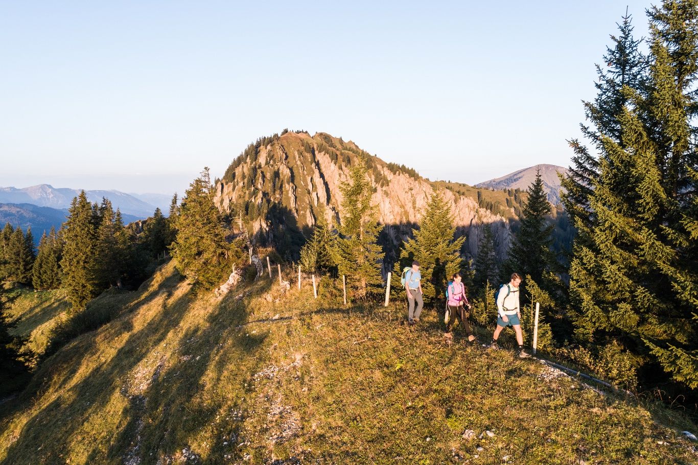 Wanderer auf einem Berggrat bei Balderschwang 
