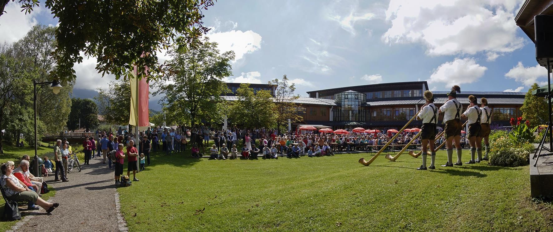Beim Käsemarkt: vor dem Pavillon am Kurhaus Fiskina spielen Alphornbläser vor Publikum.