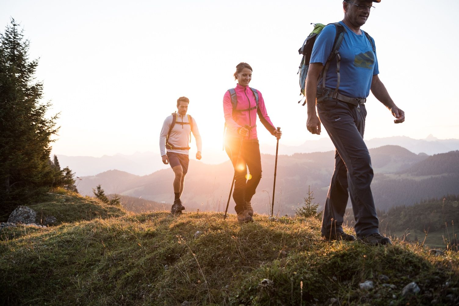 Wanderer laufen am breiten Berggrad