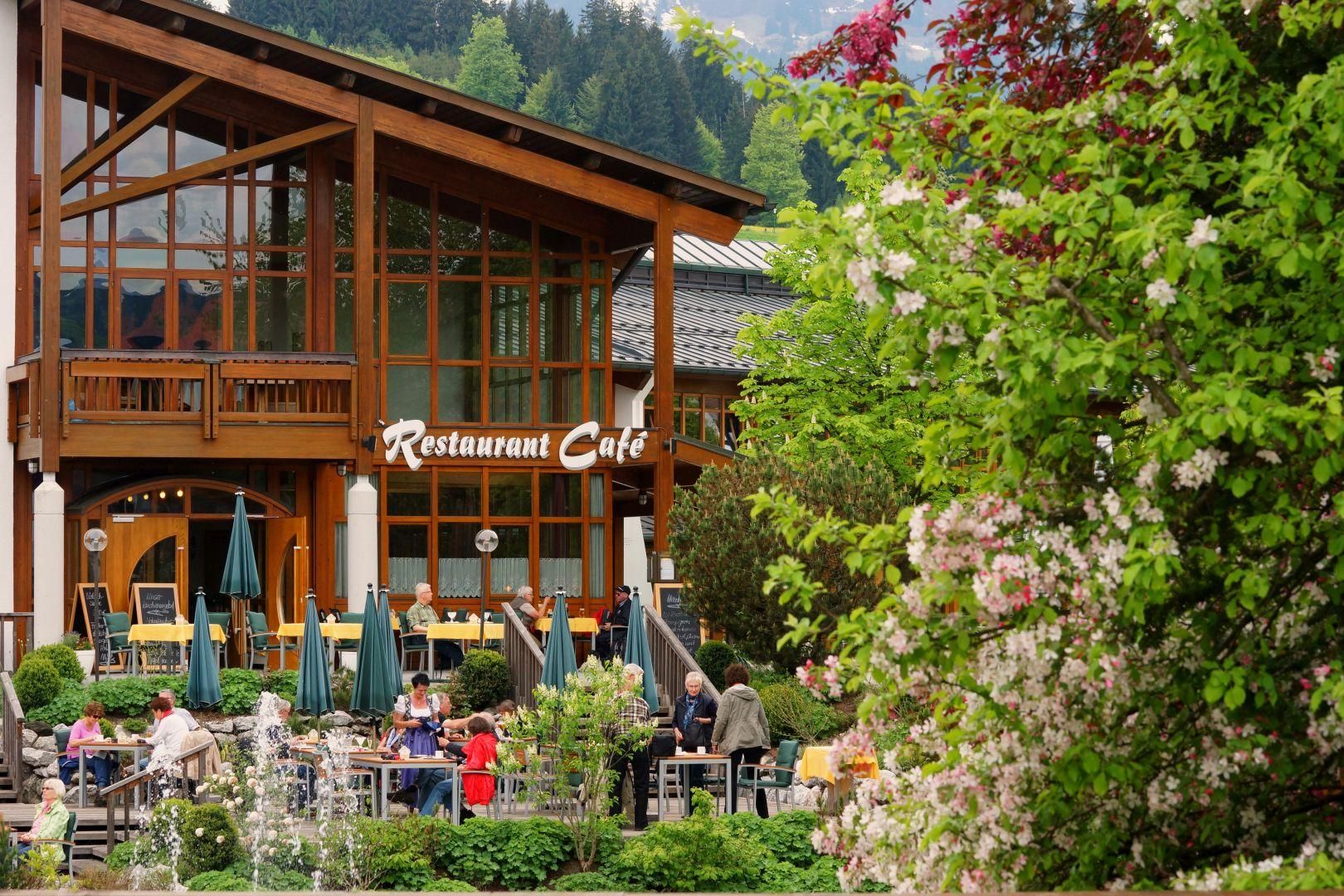 Ein Teil der Fassade des Kurhauses Fiskina mit dem Eingang zum Restaurant Speisegalerie, davor die Terrasse.