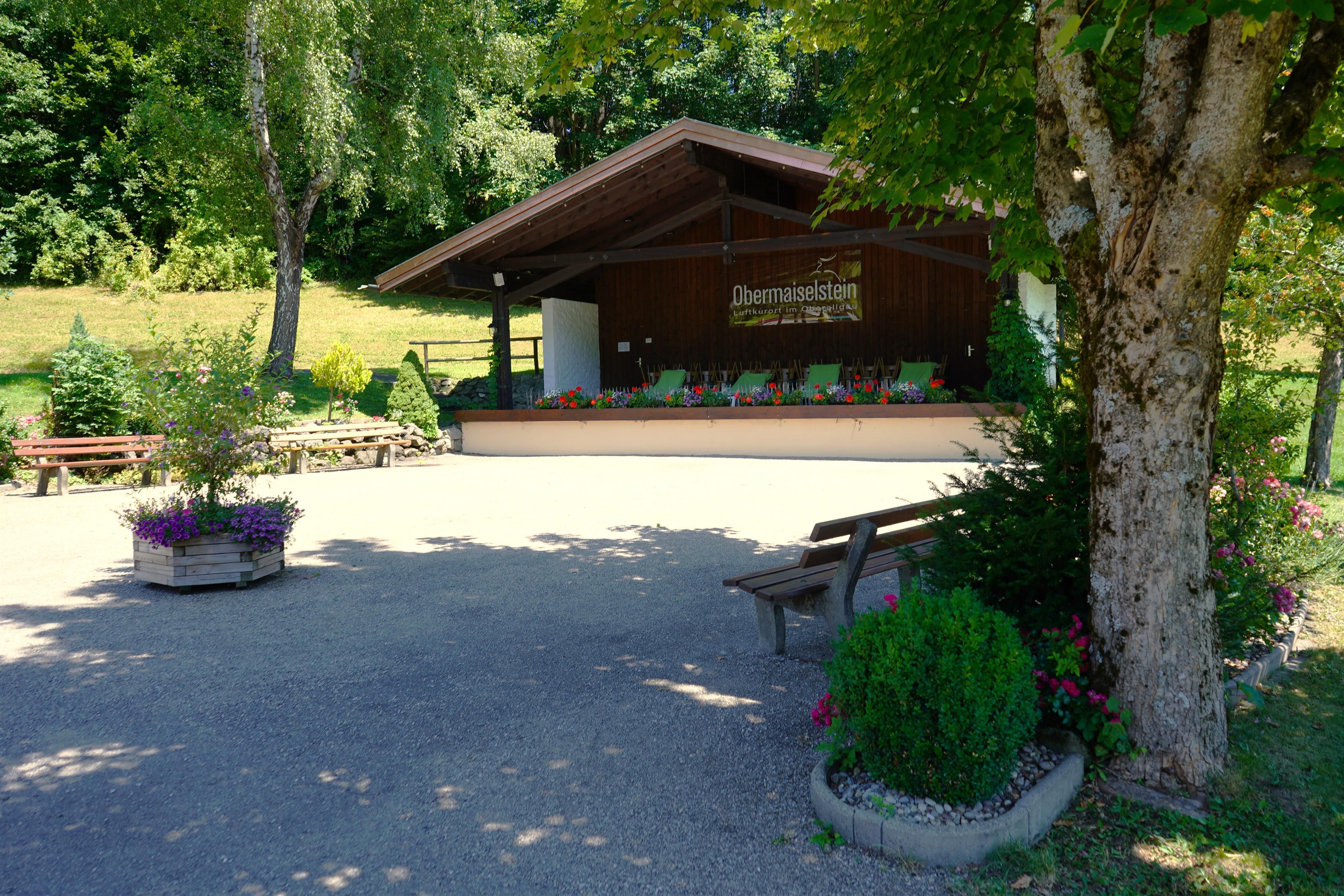 Pavillon im Kurpark Obermaiselstein mit Ruhebank