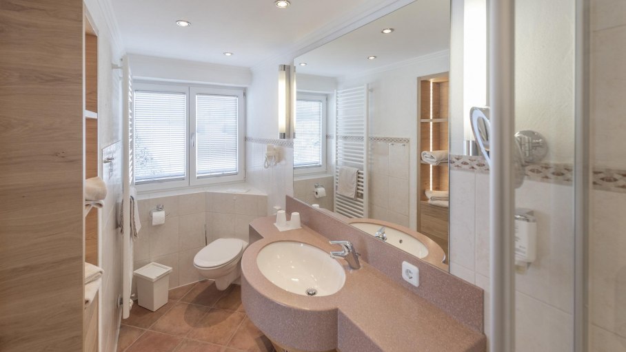Badezimmer großes Doppelzimmer (Beispielbild), © Hotel Alpenblick