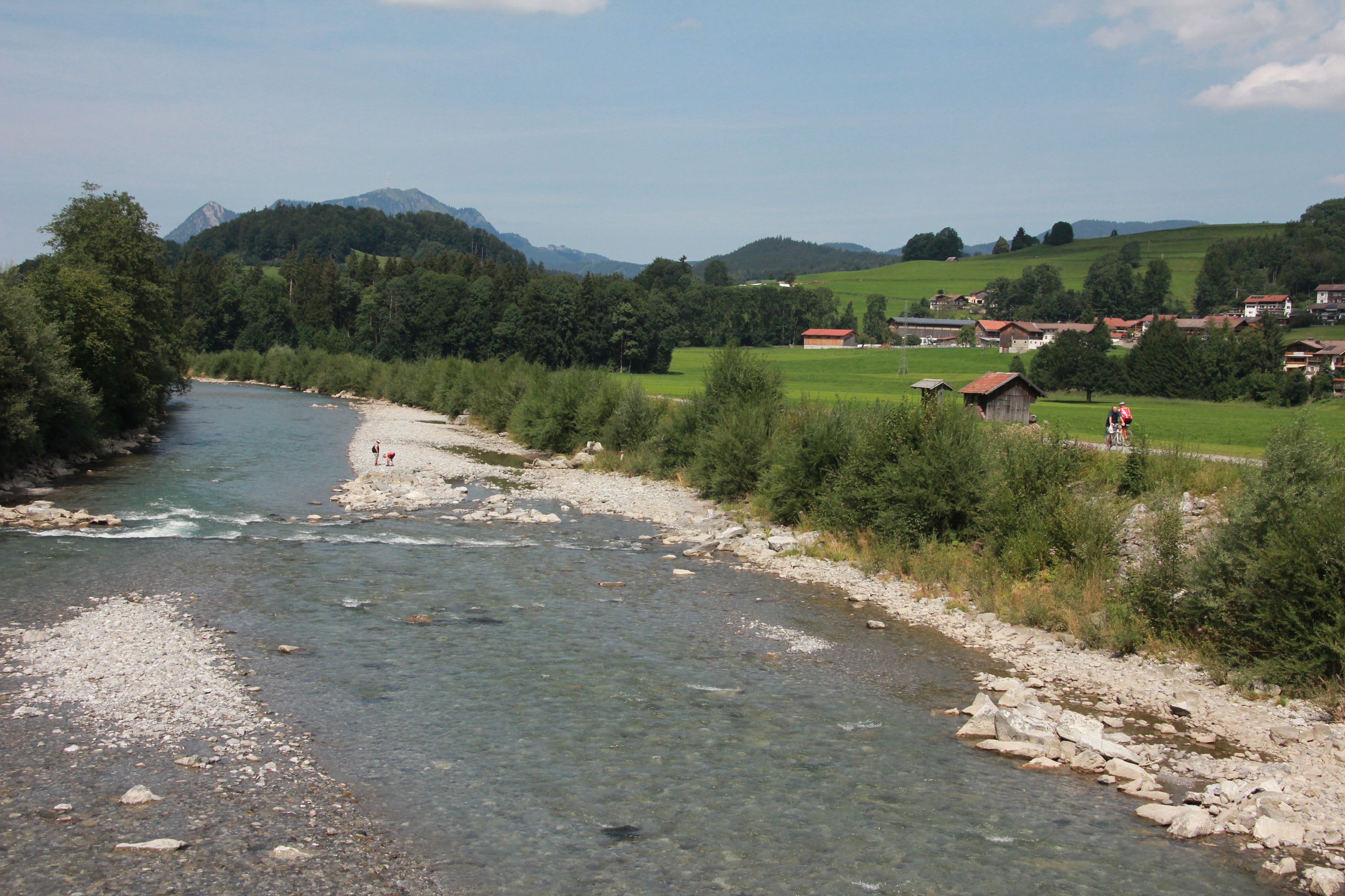 Iller-Radweg zwischen Fischen und Sonthofen, Blick auf Iller 1 2012 © Allgäu GmbH Gerhard Eisenschink