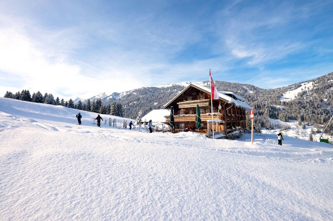 Die Alpe Blässe im Skigebiet Ofterschwang-Gunzesried lädt Skifahrer zur Einkehr. Skiurlaub im Allgäu., © Tourismus Hörnerdörfer / ProVisionMedia