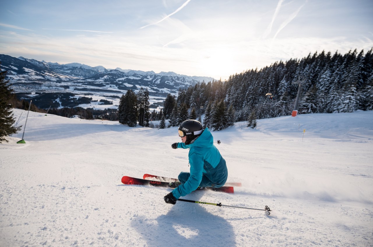 Skifahren auf den Pisten im Skigebiet Ofterschwang-Gunzesried. Winterurlaub in den Allgäuer Hörnerdörfern, © Tourismus Hörnerdörfer, F. Kjer
