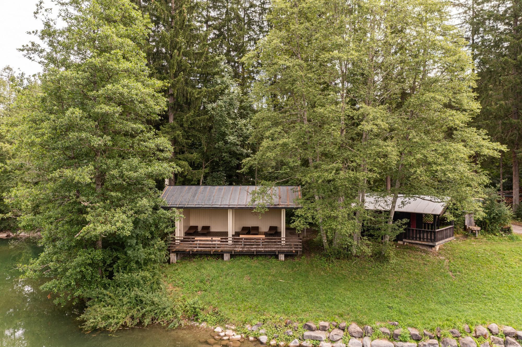 Klimapavillon mit Ruhebänken am Auwaldsee laden zum Ausspannen ein.