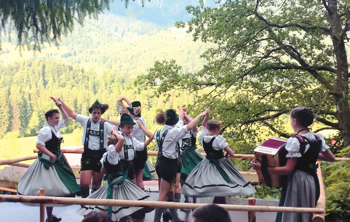 Tanz einer Kinder- und Jugendgruppe des Heimatvereins bei der Serenade in Fischen-Langenwang.