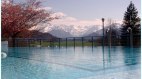 Entspannen im Solebecken - im Hintergrund die Allgäuer Alpen, © Wonnemar Sonthofen