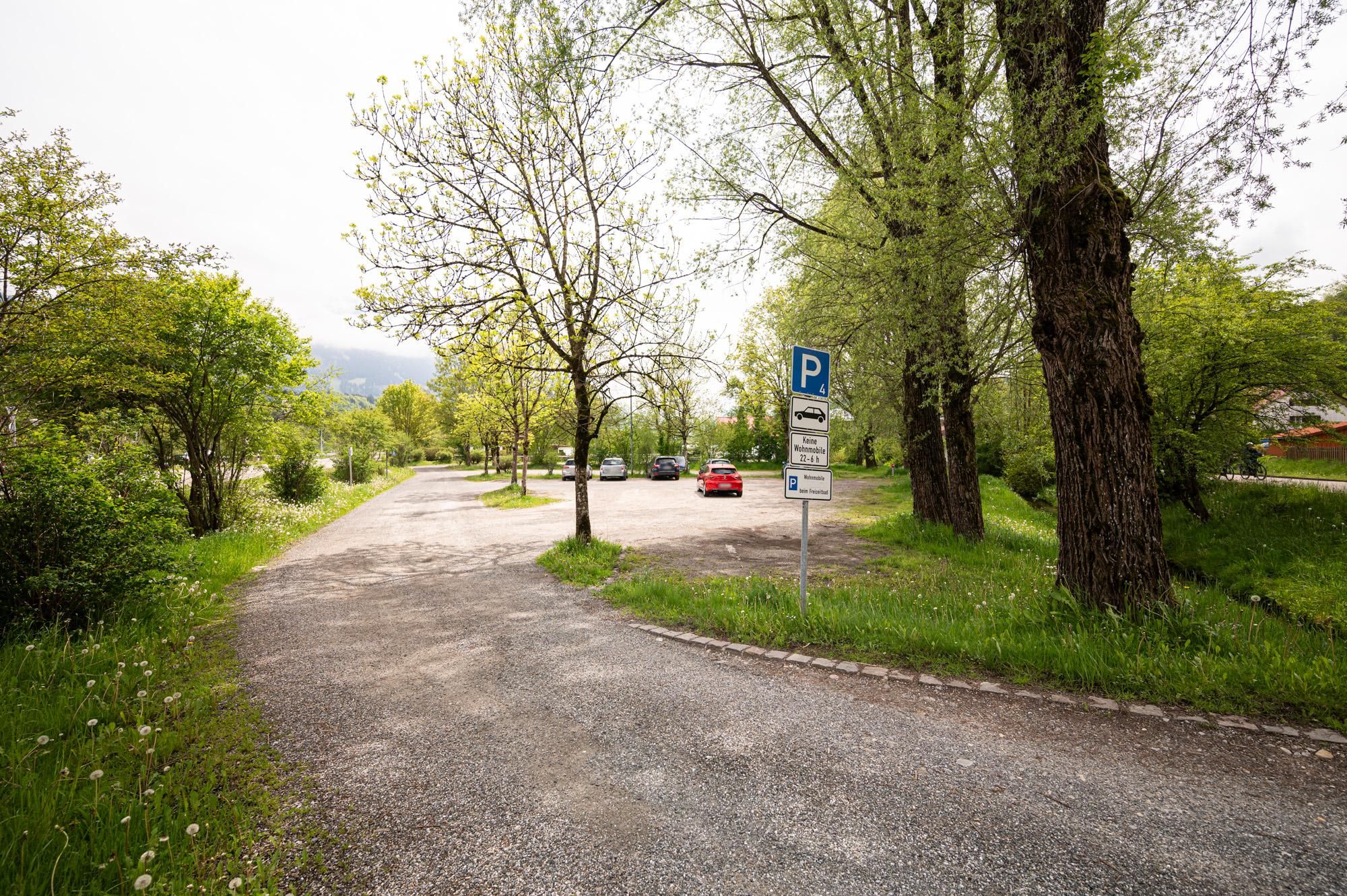 Die Zufahrt zum Parkplatz an der Mühlenstraße, rechts von der B19, wenn man Richtung Oberstdorf fährt.