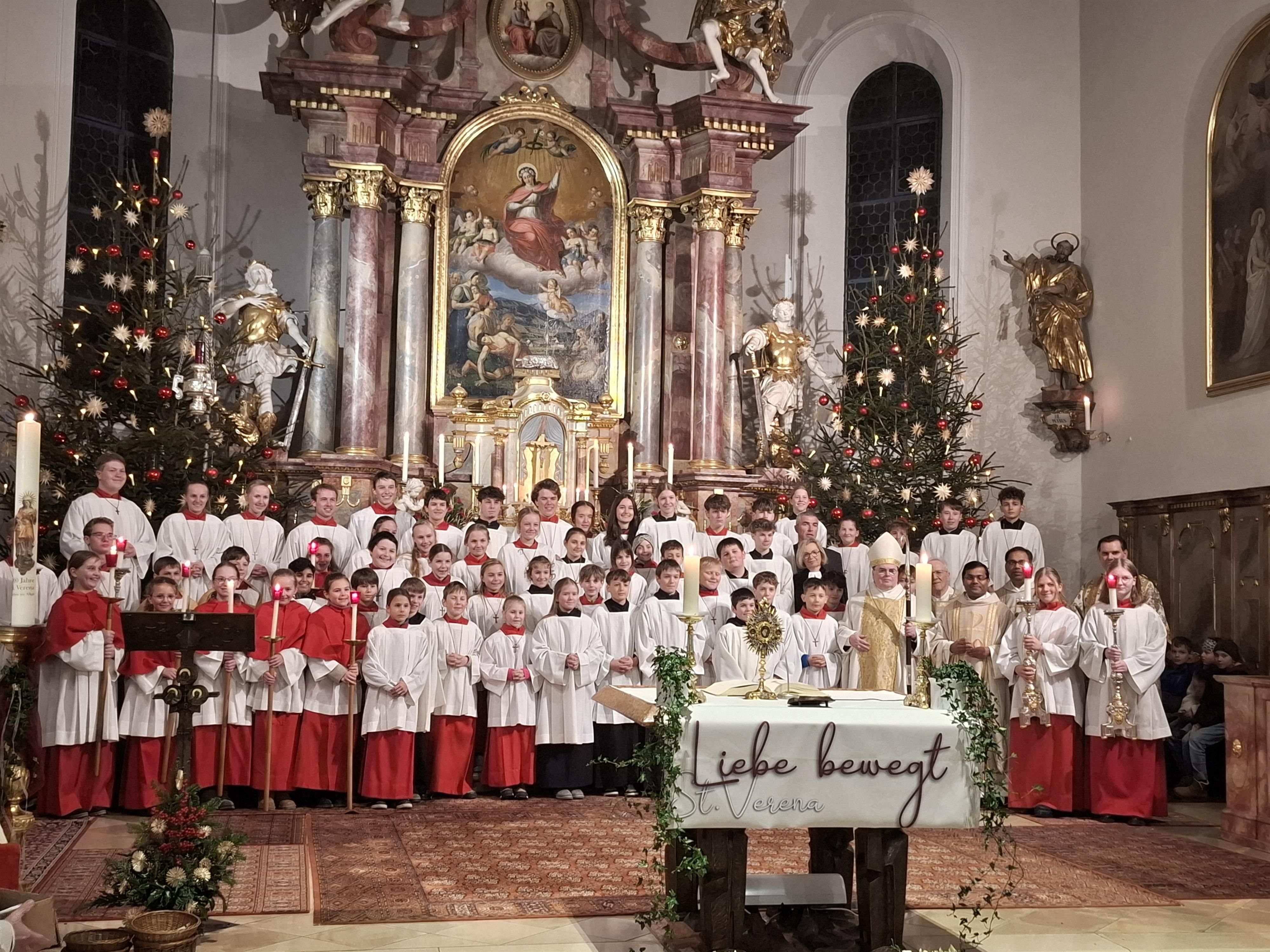 Eine beeindruckend große Gruppe - 70 junge Ministranten vor dem Altar in ihrer Pfarrkirche St. Verena in Fischen.