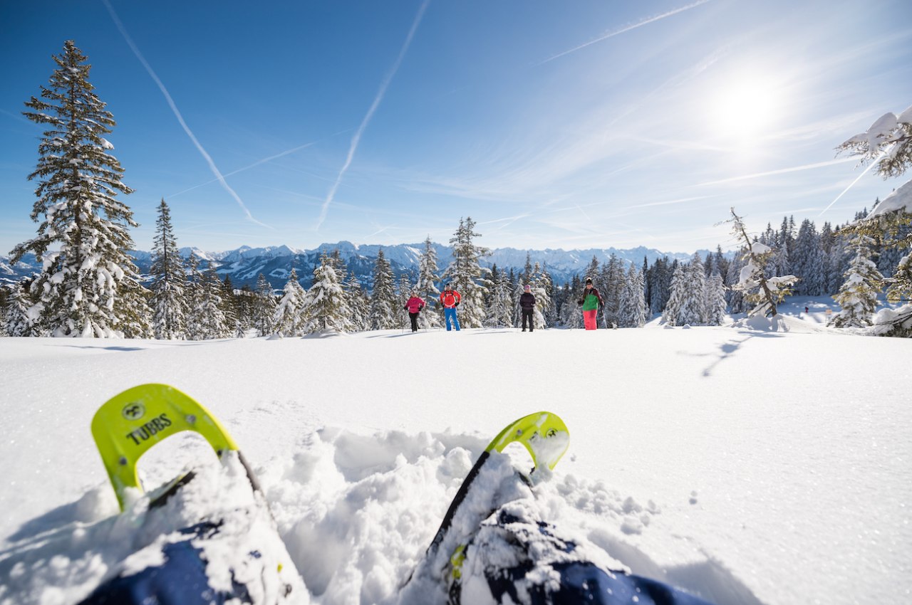 Schneeschuhwandern in einer traumhaften Winterlandschaft mit viel Platz. Winterurlaub im Allgäu, © Tourismus Hörnerdörfer, F. Kjer