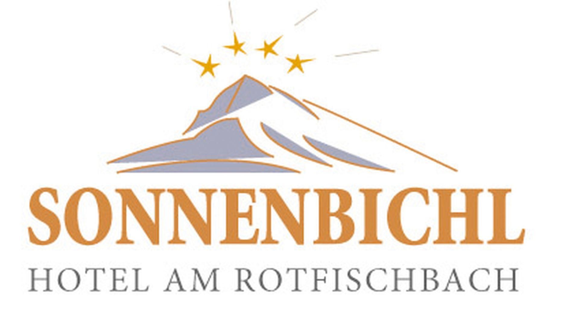 Das Logo des Hotels: vier Sterne über einem gezeichneten Berg, Schriftzug "Sonnenbichl Hotel am Rotfischbach"