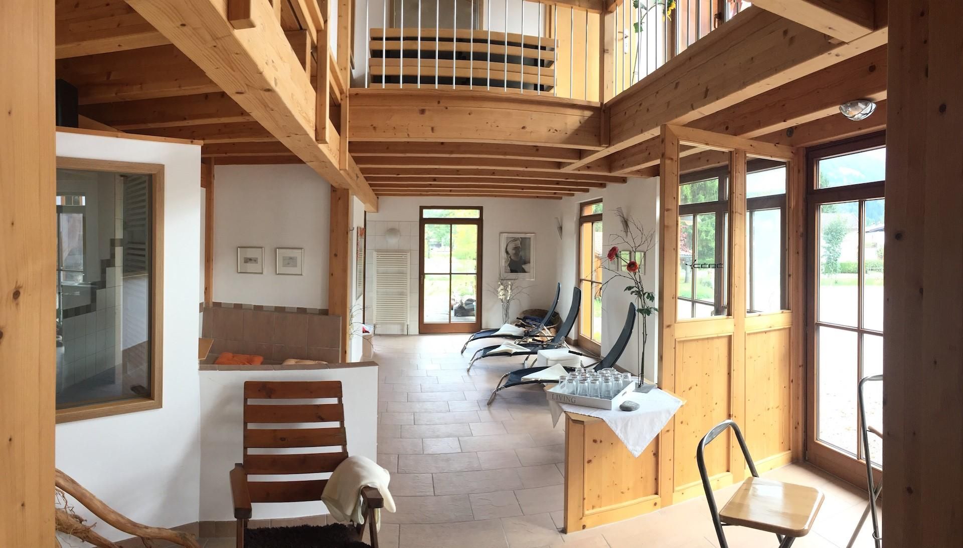 Blick in den Wellnessbereich mit Liegen, viel Holz.