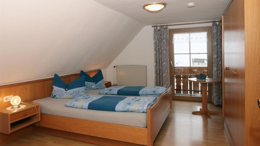 Schlafzimmer mit Balkonblick Ferienwohnung, © Ferienhof Eberle - Ofterschwang