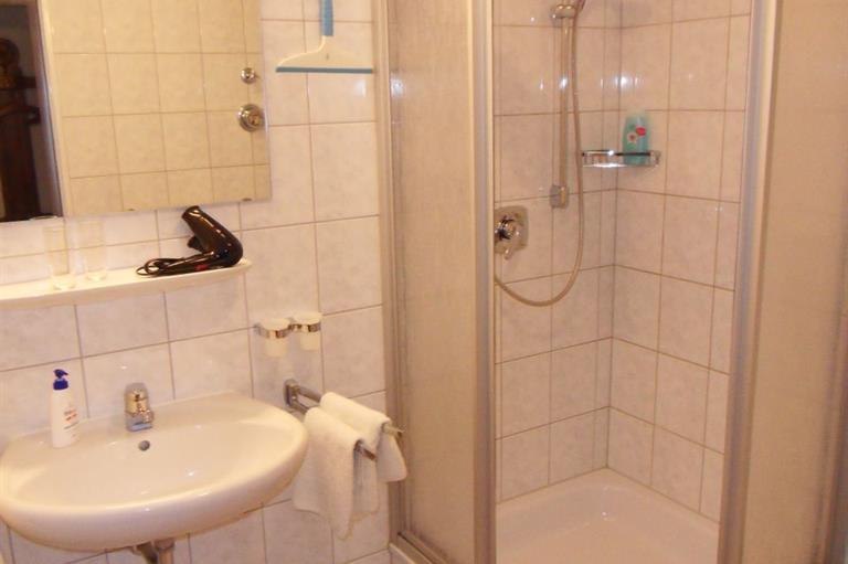 Badezimmer mit Dusche, © Ferienwohnung Heinz - Fischen i. Allgäu