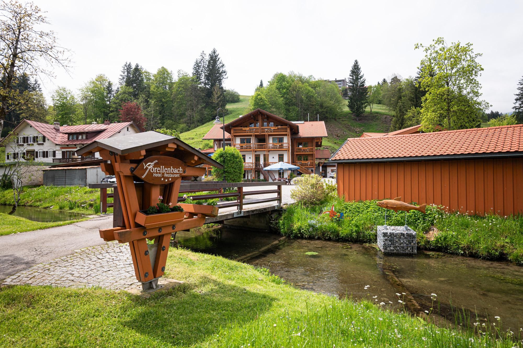 Zufahrt zum Hotel Forellenbach über eine kleine Brücke.