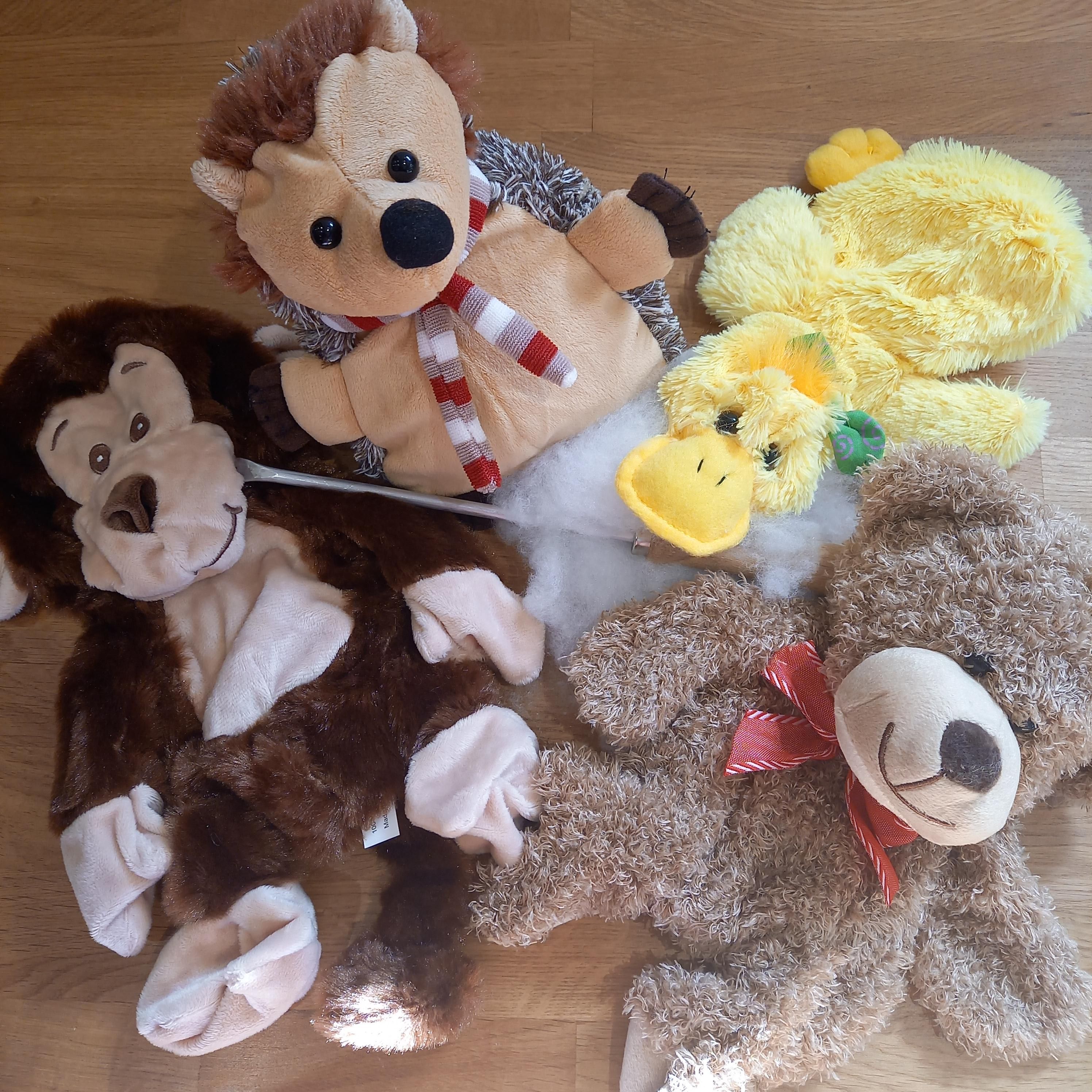 Selbstgemachte Kuscheltiere: ein Affe, ein Igel, eine Ente und ein Bär