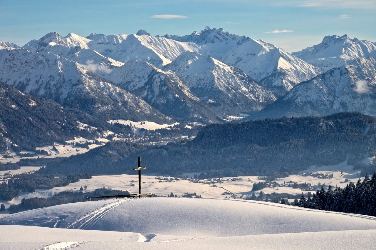 Winterliche Aussicht auf die Alpenwelt am Ofterschwanger Horn beim Winterwandern im Allgäu. Winterurlaub in Bayern., © Tourismus Hörnerdörfer / ProVisionMedia