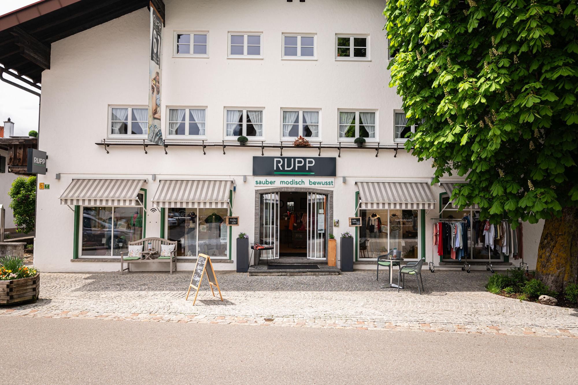 Rupp Moden in der Hauptstraße 8, Außenansicht, gelb-weiße Markisen