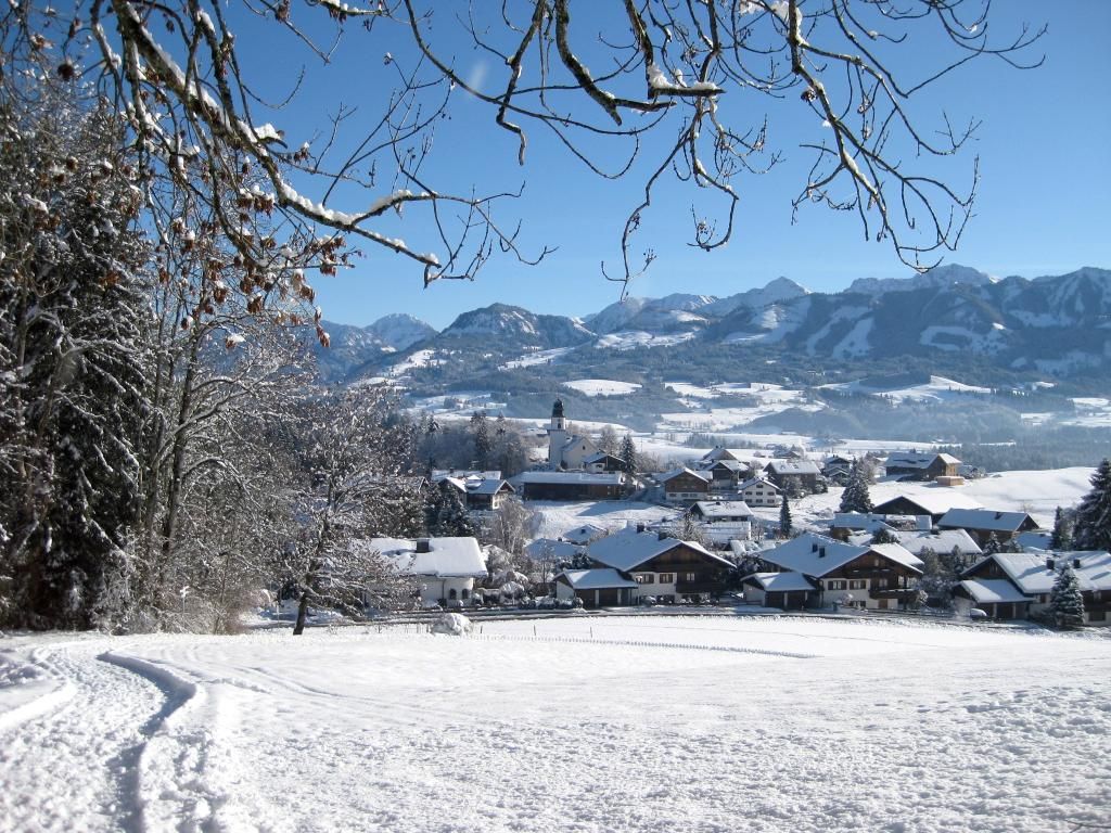 Verschneite Landschaft bei Ofterschwang auf der Hochwieswegrunde