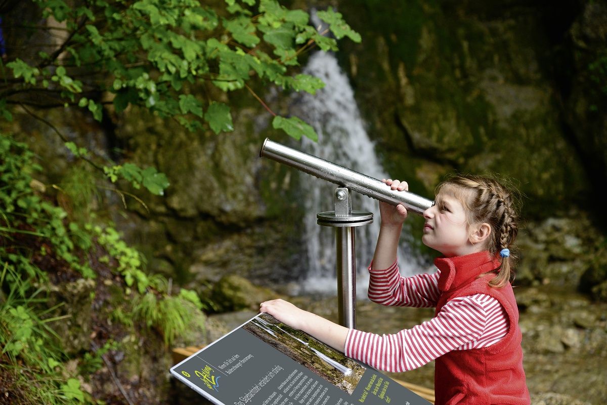 Kind entdeckt Natur durch Fernrohr in Balderschwang