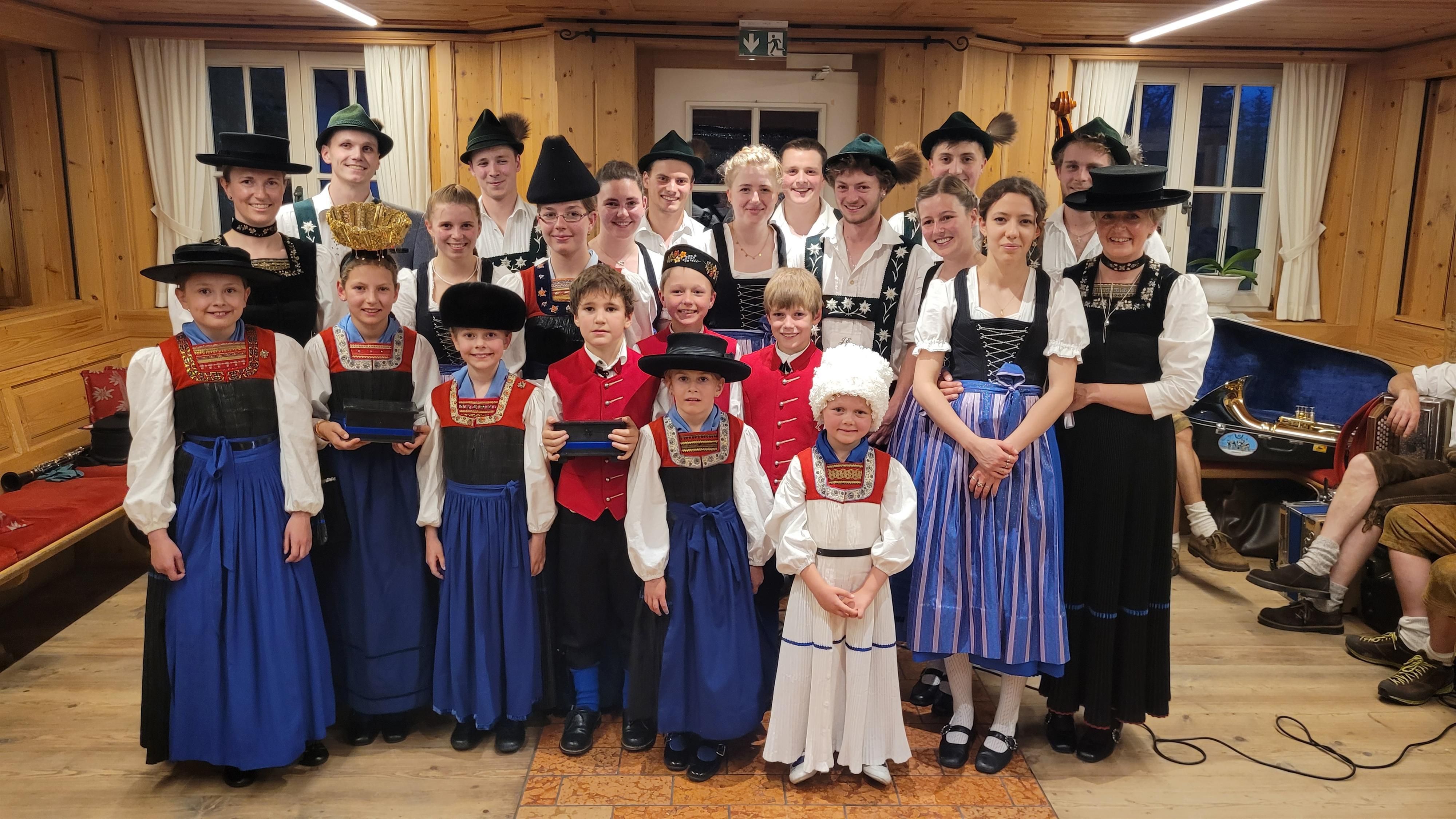 Ein Gruppenbild des Trachtenverreins Balderschwang. Alle mitglieder mit Juppe und in Tracht.