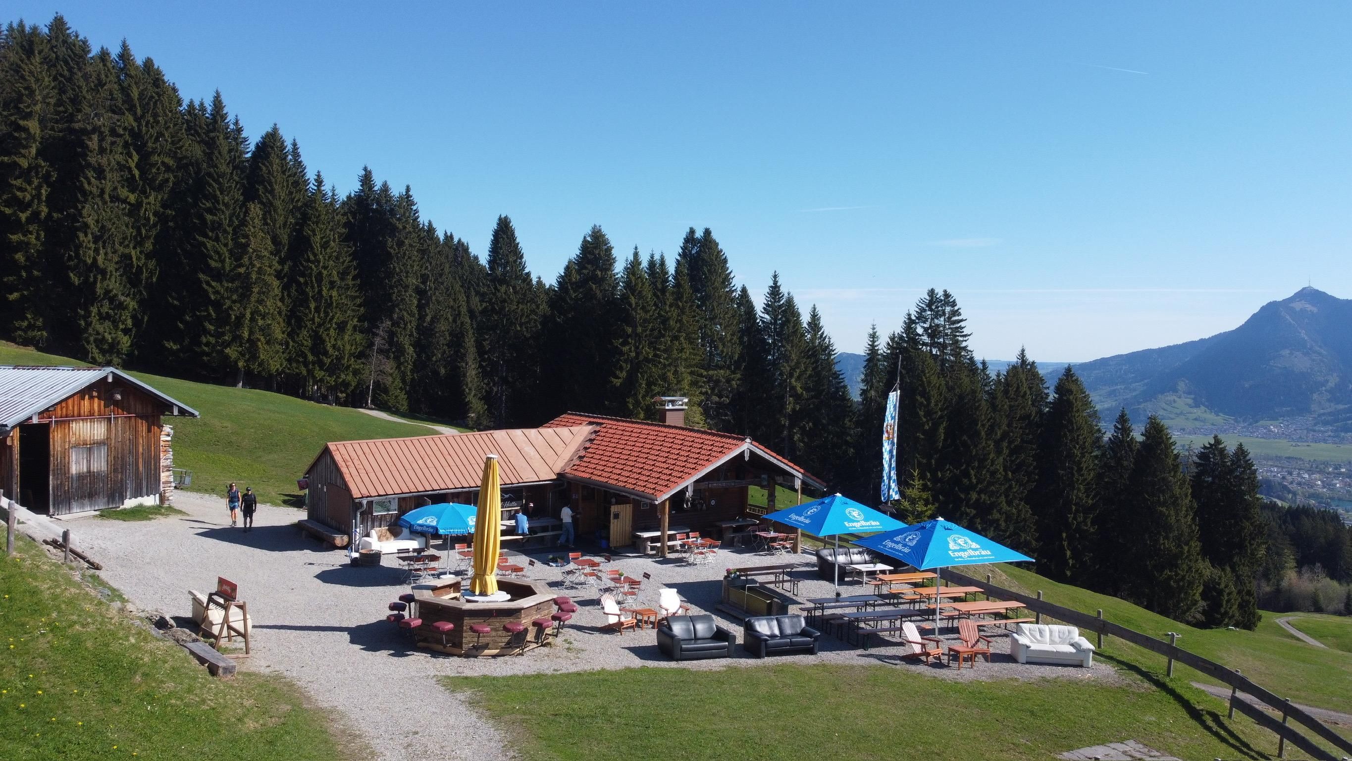 Blick auf den Außenbereich, mit Schirmen, Sofas und Panorama