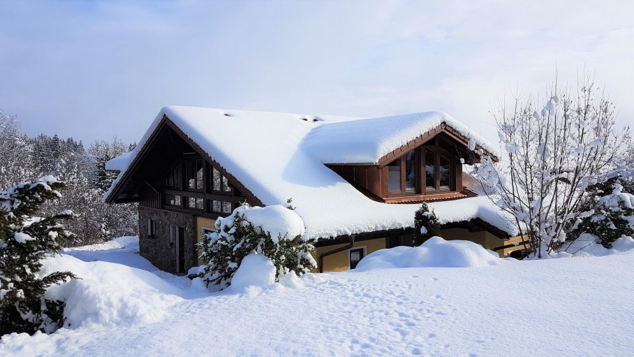 Hausansicht im Winter, © ambiente Ofterschwang - Familie Kneringer